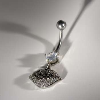 Kiss belly piercing